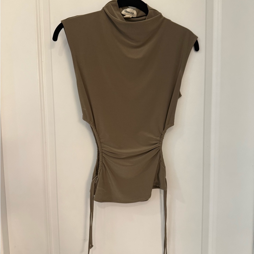 Elegant Sleeveless Crop Top in Taupe
